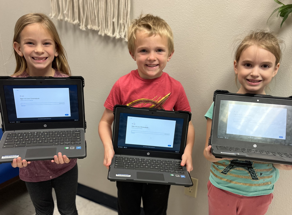 Elementary students with chromebooks